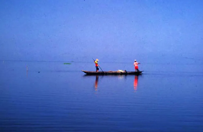 Cinaga Grande de Santa Marta. 
Al norte de Colombia, en el departamento del Magdalena, se encuentra este complejo de lagunas, que con sus 4 280 km de extensin, es el ms grande de Colombia y uno de los ms importantes del planeta. Se caracteriza por una planicie con un complejo sistema de lagunas interconectadas por caos. 