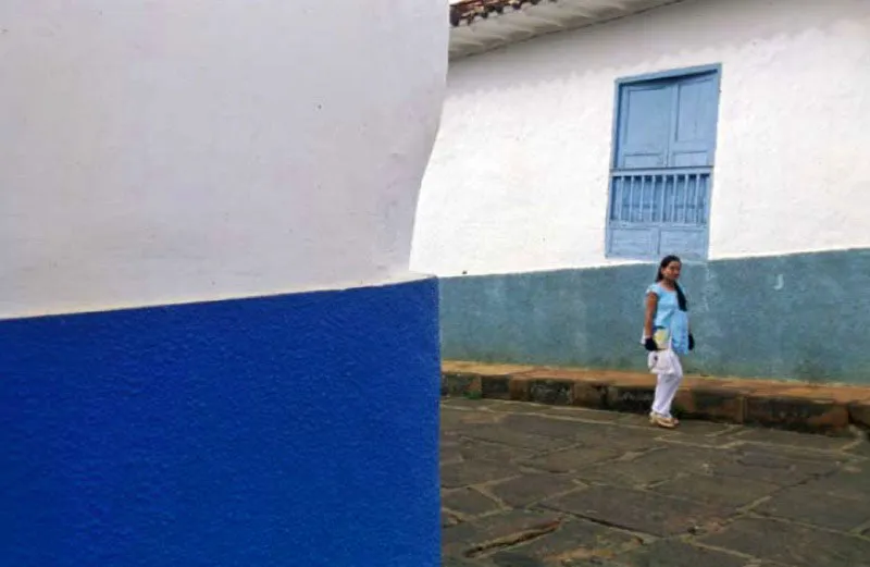 Barichara, Santander. 
Fundado por Francisco Pradilla y Ayerbe en 1705, es uno de los pueblos ms hermosos del pas, pues conserva su arquitectura colonial: sus calles empedradas y sus casas blancas con azul y verde, con un trabajo de carpintera en sus ventanas y puertas, o de talla de piedra en sus fachadas. 