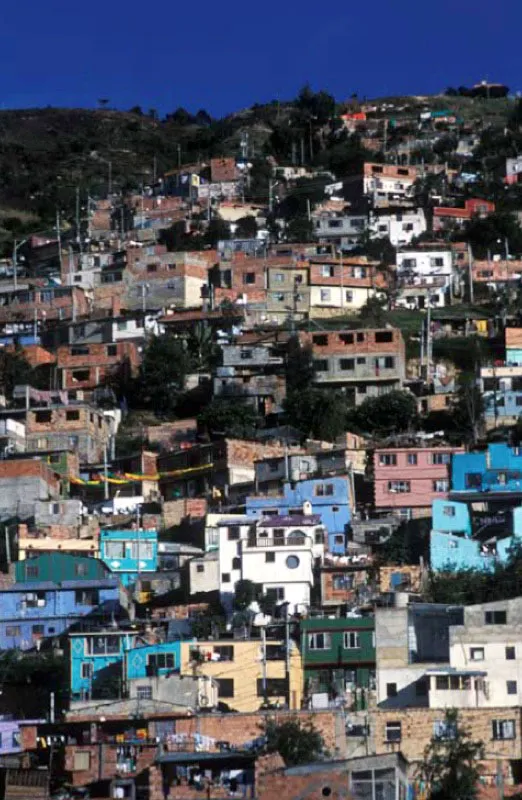 Vida en los cerros, Bogot. 
De los ms de 1 000 barrios que existen en Bogot, y que configuran el trazado urbano, estn los que se ubican al sur y al sureste de la ciudad, construidos sobre los cerros. Muchos de ellos de invasin, estn constituidos por poblaciones vulnerables, en gran medida conformadas por desplazados. 