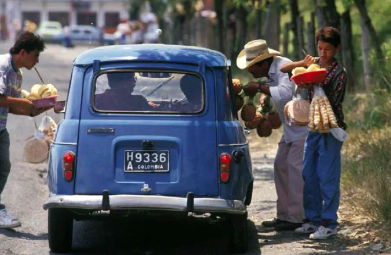 Venta callejera, Pereira, Risaralda. 
Es una costumbre extendida por todo el pas la venta de alimentos en la va pblica. En las carreteras, los campesinos ofrecen los productos de su propia cosecha como frutas y verduras. Tambin comida tpica de la zona, quesos, arepas, pandebonos y, como en la imagen, pias, obleas y calentanos. 