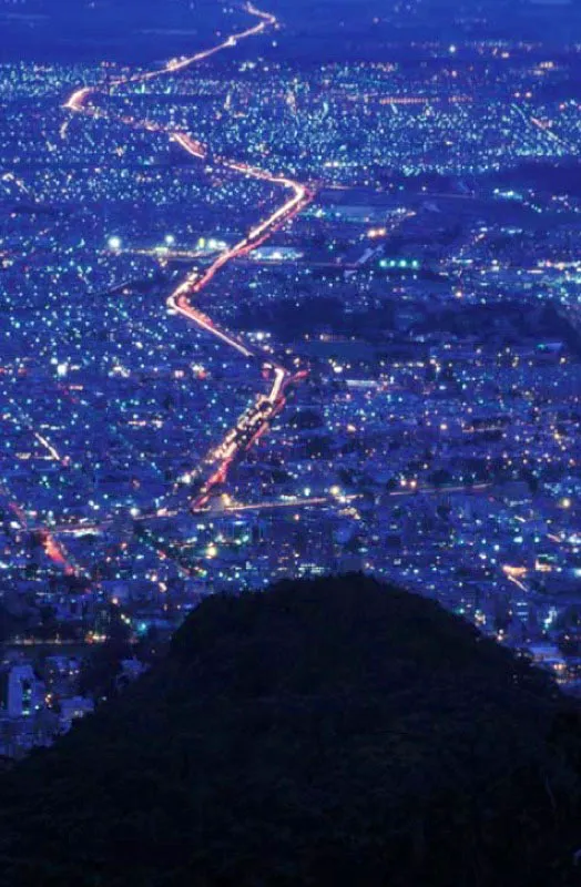 Avenida 80 desde los cerros de Bogot. 
Conocida como la autopista Medelln, es una de las principales vas de Bogot, pues la recorre de oriente a occidente, desde Los Hroes hasta el ro Bogot. Desde el ao 2000 fue implantada all una de las rutas de Transmilenio, con 14 estaciones desde el Polo hasta el Portal de la 80. 