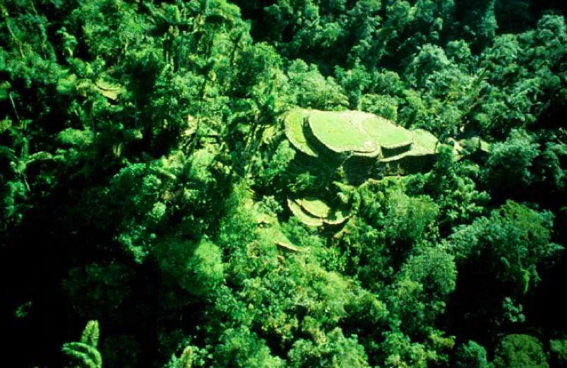 Ciudad Perdida, Magdalena.
Teyuna es el Parque Arqueológico de Ciudad Perdida ubicado en la Sierra Nevada de Santa Marta, a 1 100 m.s.n.m., en uno de los márgenes del río Buritaca. En el bosque tropical se encuentran diseminadas ruinas prehistóricas de sofisticada arquitectura e ingeniería de piedra: terrazas, muros de contención, caminos, puentes, escaleras y canales.