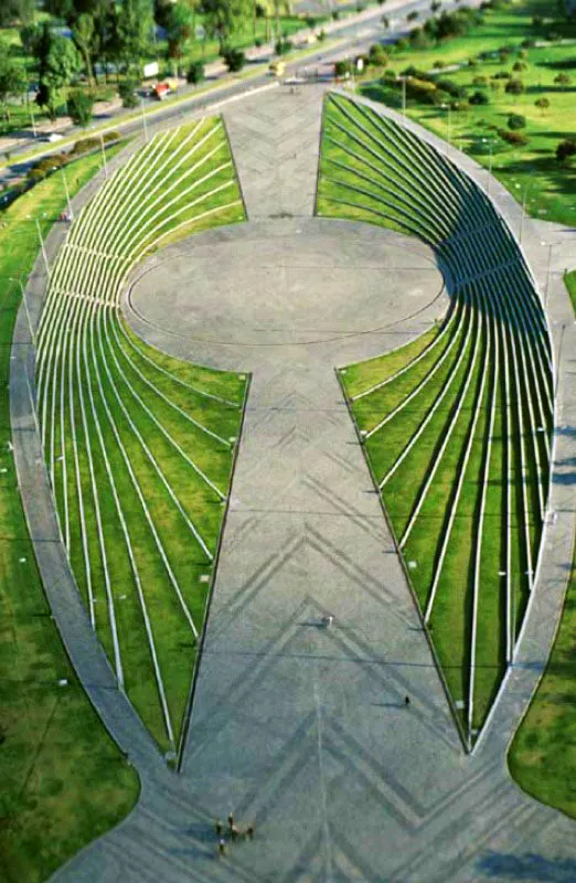 Parque Simón Bolívar, Bogotá.
En 1979 la alcaldía municipal reservó cerca de 400 hectáreas para espacios verdes y recreativos que hoy incluyen Los Novios, Salitre, Museo de los niños, Unidad Deportiva y la sede de Coldeportes, entre otros. La plaza de eventos se concluyó en 1983 y tiene capacidad para 80 000 espectadores.