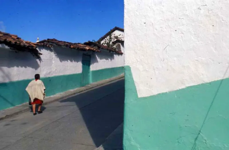 El Cocuy, Boyacá.
Según el historiador Javier Ocampo, la palabra ruana proviene de Ruán, pueblo francés, de donde los españoles trajeron mantas. En lengua muisca, Boyacá significa “tierra de mantas” por lo cual la ruana es su emblema y origen de una industria próspera de la que viven cientos de familias.