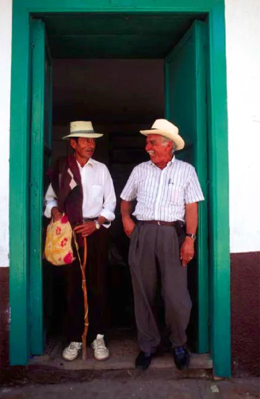 Chinauta, Cundinamarca. 
Tres piezas usadas por casi todos los campesinos de nuestro pas son la ruana, que tiene ascendencia en los ponchos chibchas y en el capote espaol; el sombrero, usualmente de jipijapa, y el bordn, bolillo de ayuelo o guayacn, que sola terminar en recatn con una punta de hierro. 