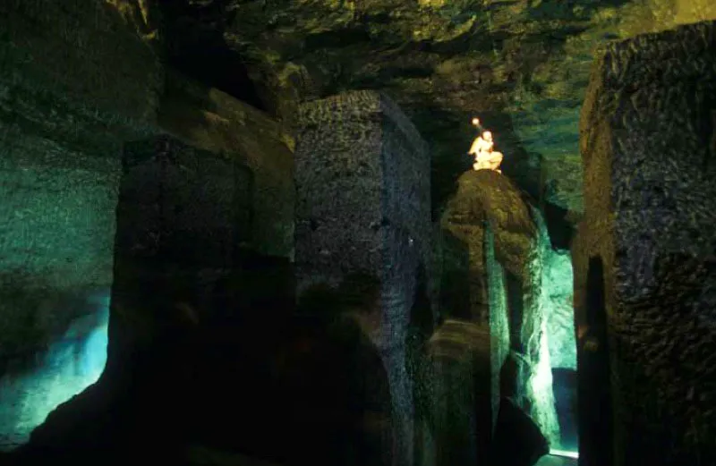 Catedral de Sal, Zipaquirá.
Los chibchas obtenían sal desecando las aguas saladas que manaban de la montaña. En 1801, Humboldt aconsejó la explotación bajo tierra que se llevó a cabo en ese siglo. La catedral está construida en el interior de las minas y es considerada como uno de los logros arquitectónicos y artísticos más notables de la ingeniería colombiana.