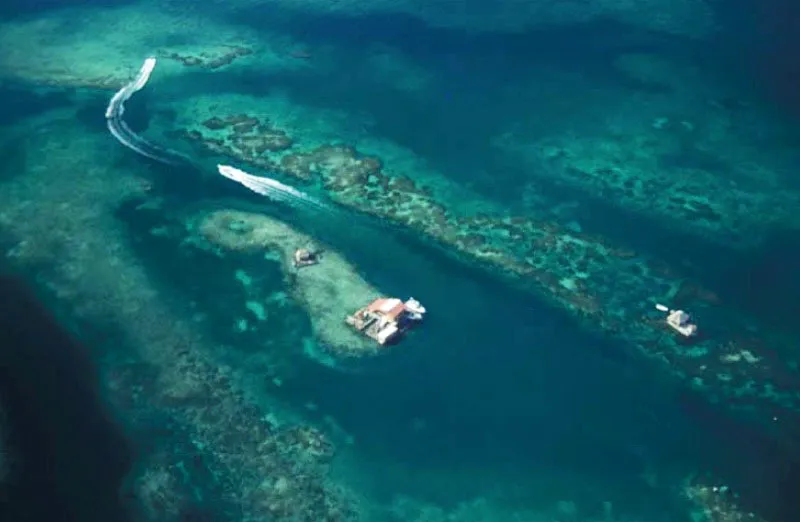 Islas de San Bernardo, Crdoba. 
Este archipilago se sita frente a Tol, al sureste del golfo de Morrosquillo y lo conforman 10 pequeas islas originadas a partir de arrecifes, algunas de cuyas partes emergieron. Las islas apenas sobresalen del mar y estn pobladas por manglares y vegetacin tolerante a la salinidad. 