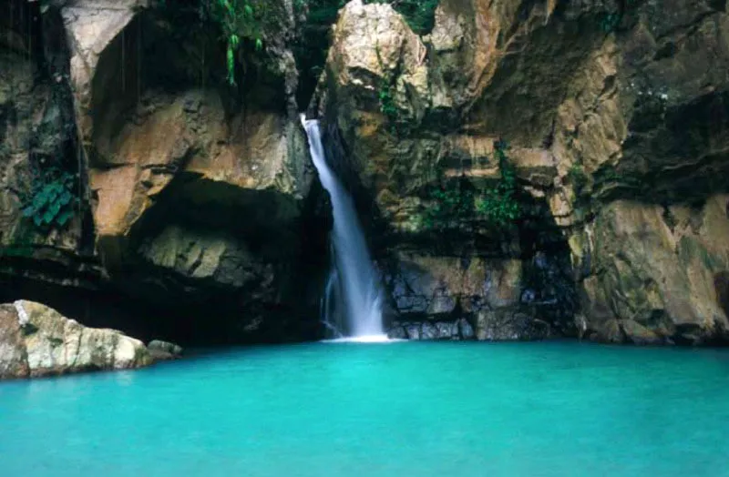 Aguas termales de Guaicaramo, Barranca de Upa, Meta. 
El primer conquistador en pisar los llanos orientales fue el alemn Jorge Spira quien, en 1536, tuvo que esperar ocho meses en las barrancas del ro Upa, para que sus crecientes lo dejaran pasar. Camino real, ruta ganadera, fue paso obligado en las guerras de Independencia y de los Mil Das. 