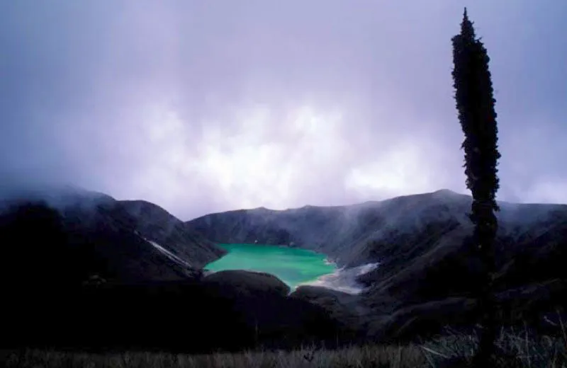 Laguna Verde, volcán Azufral, Nariño.
Esta impresionante laguna colma el cráter del volcán Azufral con aguas ácidas, hirvientes y heladas al mismo tiempo y emite vapores sulfurosos. A 3 765 m.s.n.m. la rodean arenales blancos y azufreras. A los pies del volcán se encuentran el altiplano y la ciudad de Túquerres de la que dista 12 km.