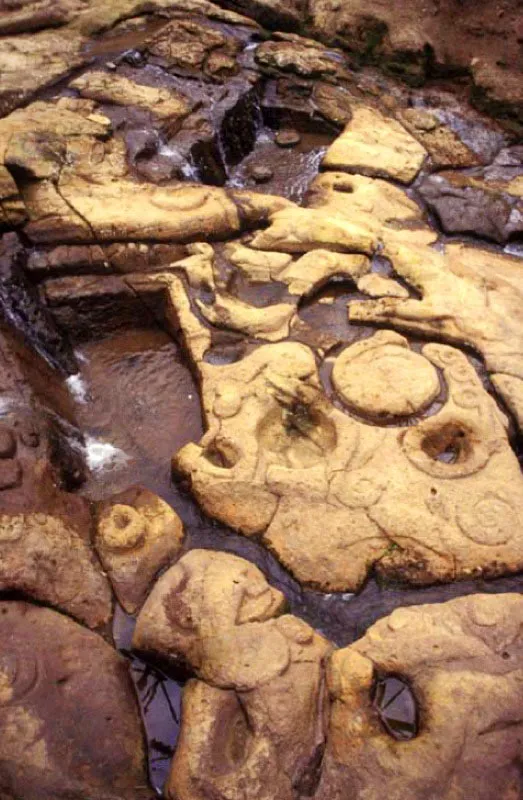 Fuente Lavapatas, San Agustín, Huila.
El Parque Arqueológico se halla en las montañas del Huila, es el mayor testimonio prehistórico
del país. La fuente de Lavapatas es un monumento de carácter mágico-religioso, labrado en la piedra del lecho de la quebrada. El agua, en sus pasos, saltos y remansos, recorre canales, piletas y figuras zoomorfas.