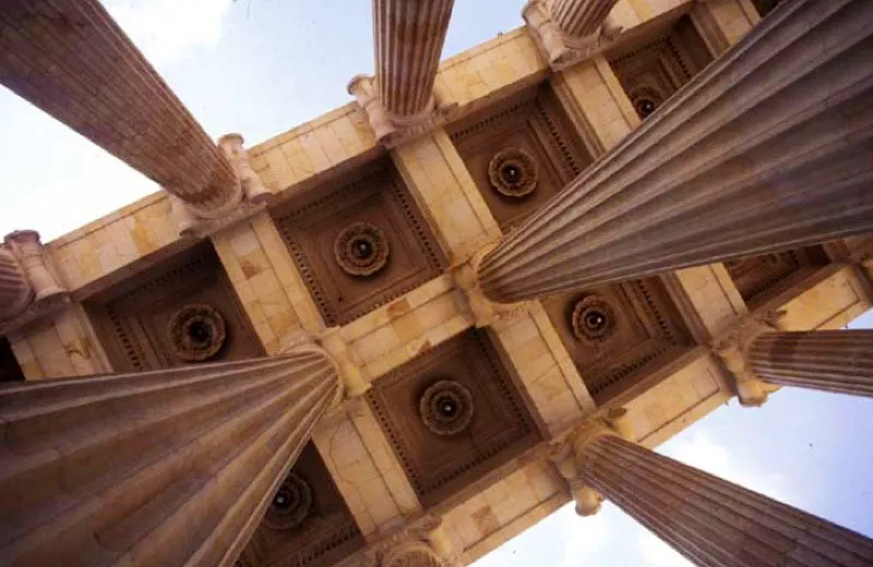 Capitolio Nacional, Bogot. 
Esta sobria y elegante columnata separa a la plaza de Bolvar del patio Mosquera y sirve de entrada al conjunto del Capitolio. Por iniciativa del presidente general Toms Cipriano de Mosquera, la construccin del edificio se encarg al arquitecto dans Thomas Reed en 1846 y fue concluida en 1926. 