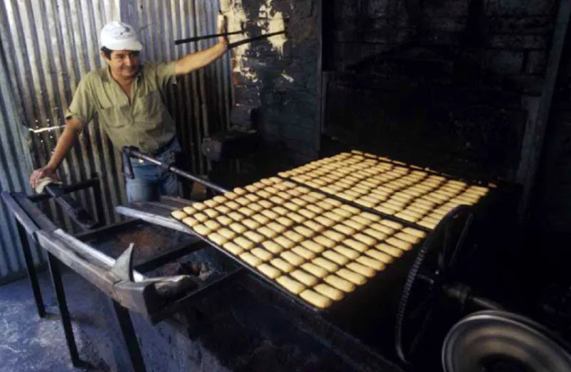 Panadería, Bucaramanga, Santander.
La tradición panadera bumanguesa parece provenir, según algunos investigadores, de la emigración alemana que hubo hacia Santander en el siglo antepasado. Los amasijos, panes y arepas de la región tienen su toque peculiar y su cocina tiene la reputación de ser una de las más elaboradas del país.