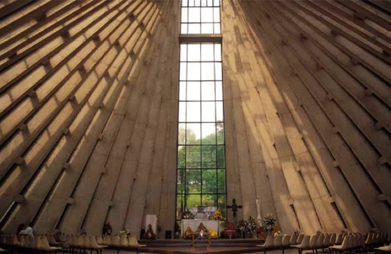 Cementerio Jardines de Paz, Capilla, Medellín.
Fue diseñado por los arquitectos Felipe Uribe, Mauricio Gaviria y Héctor Mejía. Recibió el premio de proyecto arquitectónico en la Bienal Colombiana de 2000. En la capilla de la Asunción la luz cenital se combina con el concreto blanco, el vidrio y el hierro para convertirse en material simbólico.