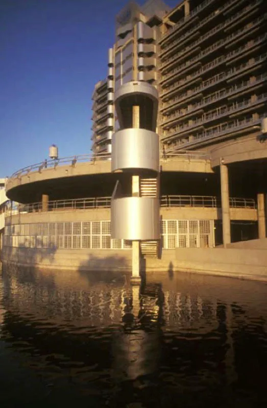 Edificio ee . pp. m . , Medellín.
El grupo ee . pp. m . de Medellín inauguró en 1997 esta nueva sede conocida como “edificio inteligente”, una construcción sistematizada, donde se administra el grupo empresarial de servicios públicos más grande del país. El diseño es de Marco Aurelio Baquero, Carlos Julio y Carlos Eugenio Calle.