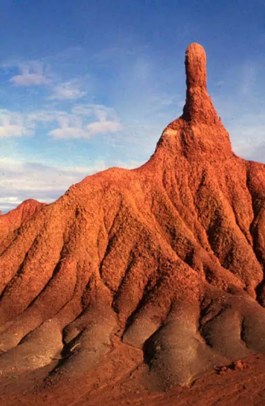 Desierto de La Tatacoa, Huila.
El desierto se ubica a 40 km de Neiva, en el municipio de Villavieja sobre la margen derecha del río Magdalena. Su área es de 330 km2 y tiene sitios de interés paleontológico y arqueológico. Por sus condiciones climáticas y su ubicación es un “balcón natural” para la observación astronómica.