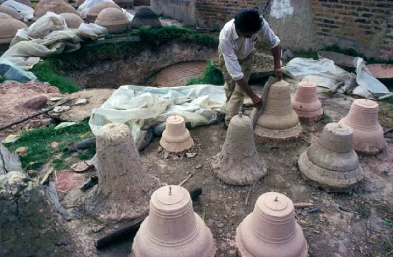 Fábrica de campanas, Nobsa, Boyacá.
Tres productos han dado fama al municipio boyacense: su industria vinícola que, poco a poco, ha avanzado en su perfeccionamiento, la calidad de sus ruanas y la fabricación de campanas: un proceso artesanal desde el molde, hecho a mano, hasta el fundido en un bronce especial a 1 200 ºC.
