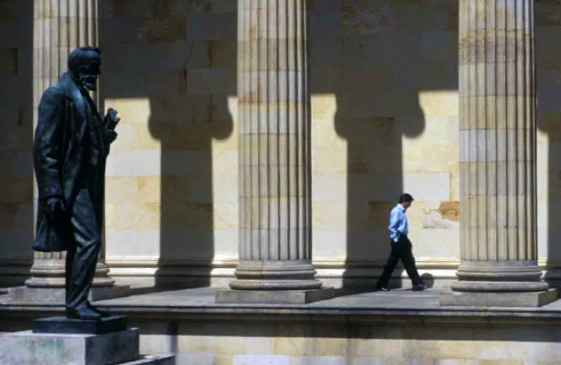 Patio Nez, Capitolio Nacional, Bogot. 
El patio es obra de Mariano Sanz de Santamara. Se inici en 1911 y fue inaugurado bajo el mandato de Marco Fidel Surez. Desde este patio se ven el edificio nuevo del Congreso y la plaza de armas de la Casa de Nario. Le da nombre a este patio el bronce del presidente Rafael Nez, obra del artista antioqueo Francisco A. Cano. 