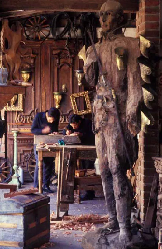 Taller de ebanistera, Pasto, Nario. 
En la poca precolombina los aborgenes de esta regin ya eran famosos por su maestra en el uso del mopa-mopa o barniz de Pasto. Durante la Colonia, por la influencia de los imagineros quiteos, eran reconocidos sus talladores de madera y ebanistas. Hoy en da, el oficio se transmite de padres a hijos. 