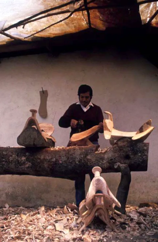 Fábrica de sillas de montar, Belén, Nariño.
La fabricación de una silla de montar se inicia con la talla del fuste en madera. Luego se forra en cuero mojado que, al secarse, se recoge y le da solidez a la pieza. Se refuerza con hierro en la horqueta y en la cabeza de la montura, y se pegan las argollas para la grupa y los estribos.