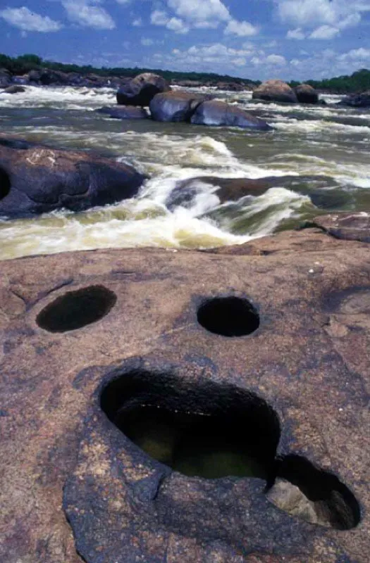 Raudal de Maipures, ro Orinoco, Vichada. 
Humboldt lo llam la Octava Maravilla del Mundo y es el ncleo del Parque Nacional Natural Tuparro. A lo largo de seis km, el Orinoco forma rpidos, trombas y chorreones que impiden la navegacin. Segn la leyenda fue creado por la indiecita Mapiripana para impedir la huida de su amado. 