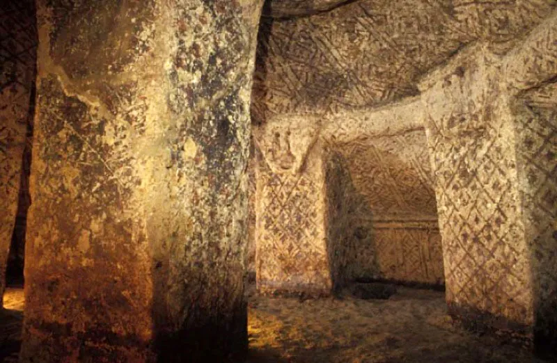 Hipogeo, Tierradentro, Huila. 
Los hipogeos son tumbas prehispnicas talladas en el subsuelo, a una profundidad de nueve metros. Un pozo con escalera de caracol lleva al interior. Cmaras, techos y columnas estn decoradas con diseos geomtricos y figurativos de varios colores: rojo, negro, naranja, gris, morado y amarillo. 