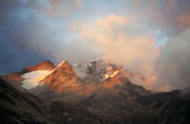 Sierra Nevada de Santa Marta. 
Es el grupo montaoso ms alto del pas. Adelante el pico Ijka y, tras la nube, el pico La Reina. Es el sistema orogrfico ms alto del mundo no perteneciente a una cadena montaosa y al lado del mar. La habitan indgenas koguis, arhuacos y arsarios que han logrado mantener sus tradiciones milenarias. 