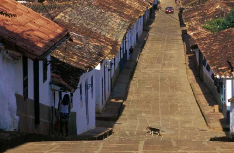 Calle de Barichara, Santander. 
Las calles, templos y el cementerio de este pueblo estn construidos con piedra amarilla. La nave de la catedral de la Inmaculada Concepcin est sostenida por 10 columnas monolticas labradas en piedra, de cinco metros de altura. Por el buen estado de conservacin, el centro histrico es monumento nacional desde 1978. 