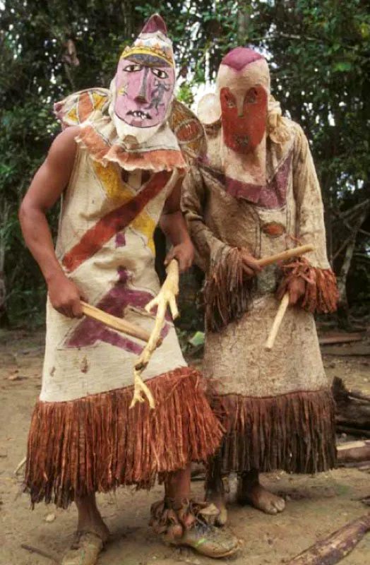 Ticunas, Amazonas. 
La etnia ticuna es una de las de mayor representacin en la regin amaznica colombiana,
aunque tambin habitan amplias zonas en Brasil y Per. Son excelentes cazadores y sus artesanas en madera son muy apreciadas. Para los ticuna la interrelacin naturaleza-cultura teje el sistema social. 