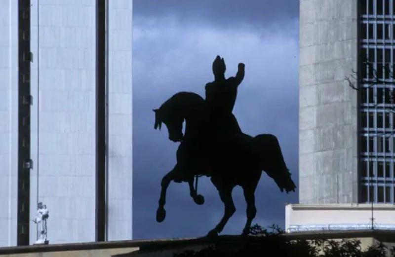 Plaza de San Martn, Centro Internacional, Bogot. 
El monumento a Jos de San Martn es copia de la escultura del francs Joseph-Louis Daumas que se encuentra en la plaza San Martn de Buenos Aires. Fue erigida en 1941 y est ubicada en la calle 32 donde confluyen la carrera 7 y la carrera 13, frente al Centro Internacional Bavaria y diagonal al Museo Nacional de Colombia. 