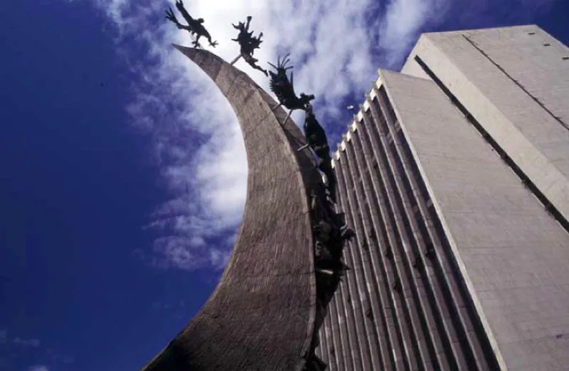 Monumento a la Raza, La Alpujarra, Medelln, Antioquia. 
Es obra de Rodrigo Arenas Betancourt. Fue construida entre 1979 y 1986, en bronce y concreto y mide 38 metros de altura. Evoca la epopeya paisa, raza que emerge de la tierra para culminar, en su cspide, en un movimiento en espiral, proyectndose al infinito, en la bsqueda de la unin con Dios. 