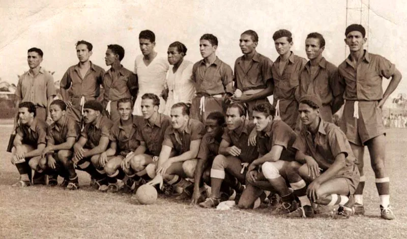 América de Cali 1945.
Atrás, de izquierda a derecha: Humberto Padilla, Lorenzo Perdomo, Luis Carlos Cuero, Jorge Aragón, Agustín Marmolejo, Jorge Caicedo, Édgar Mallarino, Guillermo Rojas, Vicente ‘Alicate’ Martínez, Víctor Brand.
Adelante: Óscar ‘Pandeyuca’ Rojas, Francisco Pacheco, Dimas Gómez, Bolívar Sarria, Saulo Flórez, Ramiro ‘Colorado’ Paz, Efraín González, Rubén ‘Cartago’ Lizalda, Efraín ‘Chico’ Vásquez, Luis A. Salinas ‘Inzú’.