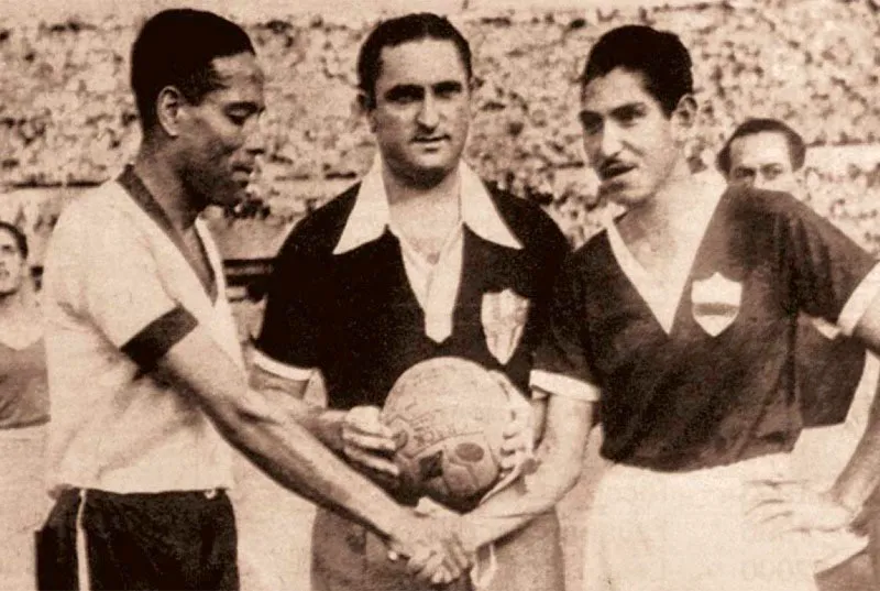 Suramericano de Chile 1945, Brasil frente a Colombia. Saludo de los capitanes Domingo Da Guia y Fulgencio Berdugo.