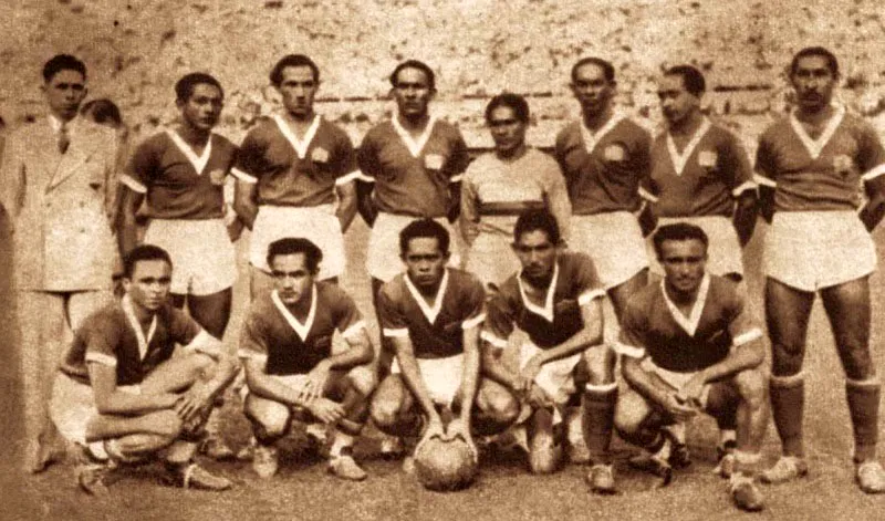 Colombia en el Suramericano de Chile 1945.
Atrás, de izquierda a derecha: Eduardo de Castro (dirigente), Antonio Julio de la Hoz, Gabriel ‘Vigorón’ Mejía, Lucas Martínez, Andrés ‘Bolón’ Acosta, Ricardo Granados, Isidro Joliani, Juan Quintero.
Adelante: Lancaster de León, Roberto ‘Perro’ Gámez, Luis González Rubio, Fulgencio Berdugo, Jesús ‘Mico’ Zapata.