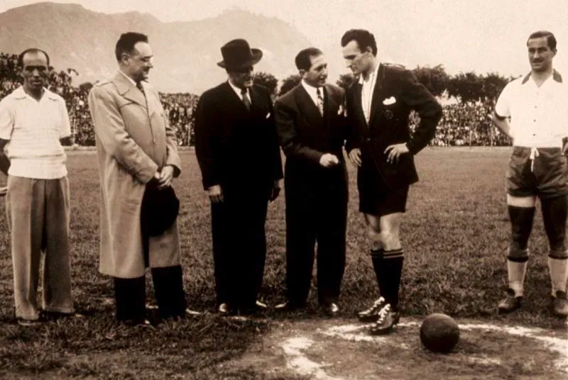 Alfonso Senior en la época de El Dorado con el árbitro italiano Diego De Leo, en Bogotá.