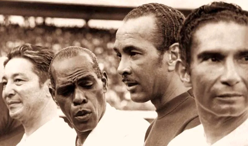 José Kaor Dokú, Rigoberto ‘Memuerde’ García, Efraín ‘Caimán’ Sánchez y Édgar Mallarino con la
Selección Colombia en la reinauguración de El Campín el 20 de julio de 1951.