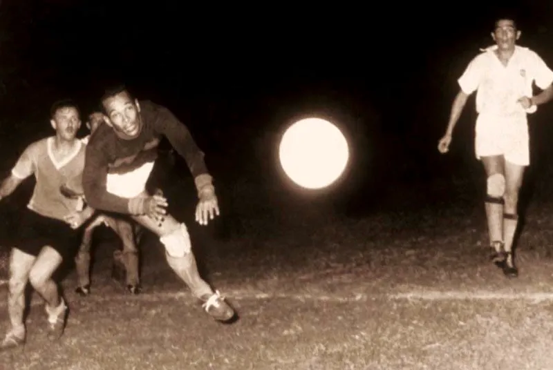 Suramericano de Lima 1957: Colombia 1, Uruguay 0.
El ‘Caimán’ Sánchez ante la llegada del uruguayo Javier Ambrois.