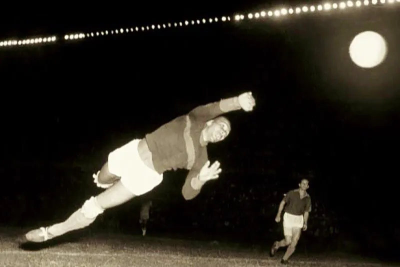 Volada de Efraín ‘Caimán’ Sánchez en el Suramericano de Lima 1957.