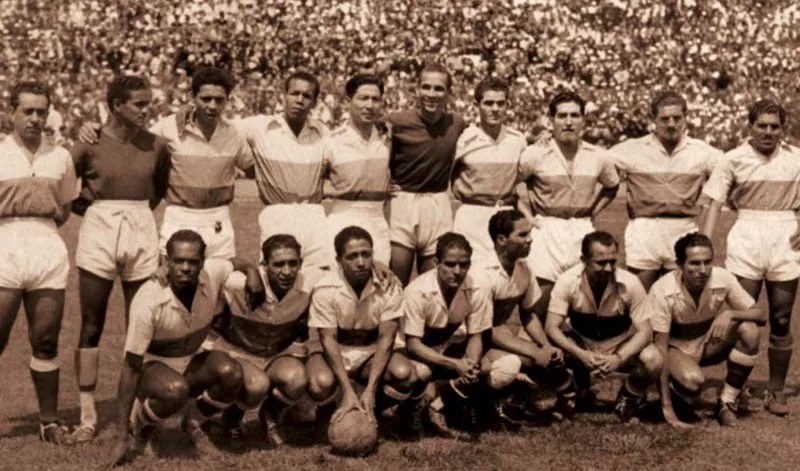 Julio 20, 1951. Amistoso Colombia frente a Paraguay, reinauguración de El Campín en Bogotá.
Atrás de izquierda a derecha: Rafael Serna, Gabriel Mejía, Hernán Escobar, Roaldo Viáfara, José Kaor Dokú, el ‘Caimán’ Sánchez, Carlos Angulo, Gabriel Osorio, Francisco ‘Cobo’ Zuluaga, Óscar ‘Severiano’ Ramos.
Adelante: Rigoberto ‘Memuerde’ García, Jaime Gutiérrez, Francisco Pacheco, Edgar Ramírez, Carlos Arango, Rafael Prieto, Belford Bolivar.