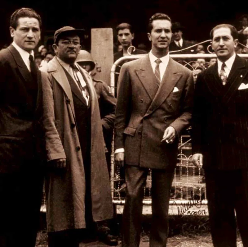 Julio 11, 1949, presentación de Adolfo Pedernera en El Campín de Bogotá, partido Millos 6, Municipal 0.
De izquierda a derecha: Adolfo Pedernera, el doctor Carlos Valderrama, el torero español Luis Miguel Dominguín y Alfonso Senior.