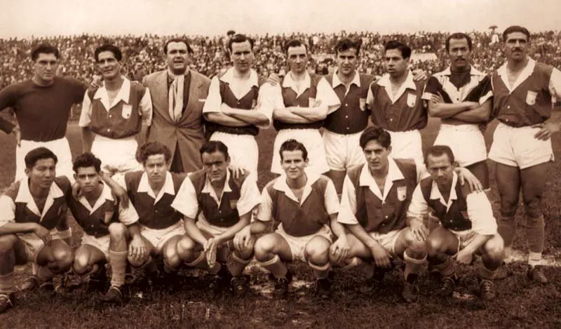 Santa Fe, 1950.
Atrás, de izquierda a derecha: Julio Zamudio, Alberto Guardiola, José Castillo (DT), Neil Franklin, George Mountford, René Pontoni, Jorge Benegas, Julio ‘Chonto’ Gaviría, Ángel Perucca.
Adelante: José Kaor Dokú, Marcos Osorio, Heraldo Ferreyro, Hermenegildo Germán Antón, Luis Alberto ‘Mono’ Rubio, Héctor ‘Pibe’ Rial y Rafael Prieto.