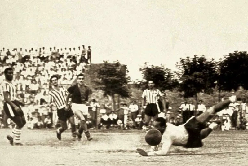 1951. Cúcuta frente a Junior.
Disparo de Miloc que el ‘Caimán’ manda a tiro de esquina.
