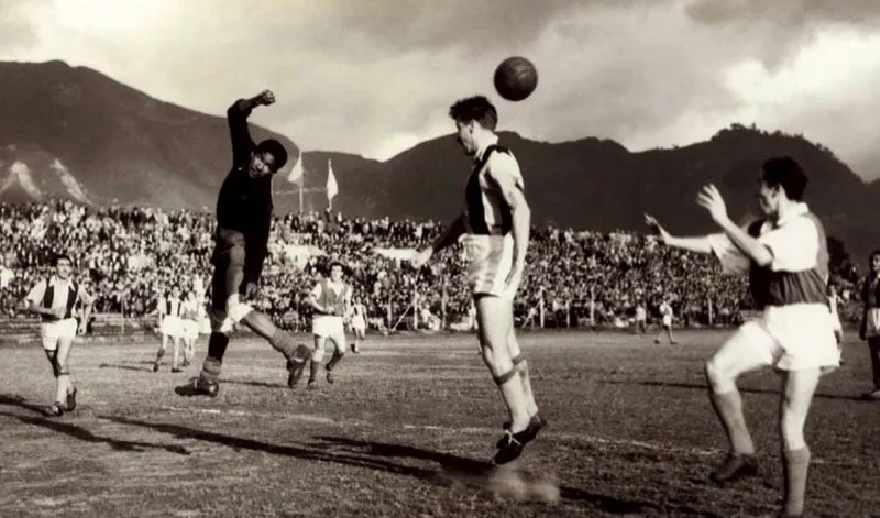 Julio 23, 1950, Santa Fe 1, Sporting 1.
El portero Ricardo Cardozo, ‘Platillo Volador’, desvía un centro de costado ante la llegada de Heraldo Ferreyro.