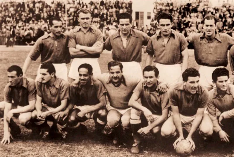 Millonarios 1951.
Atrs, de izquierda a derecha: Hugo Reyes, Alfredo Di Stfano, Adolfo Pedernera, Antonio Bez, Reynaldo Mourn. 
Adelante: Ral Pini, Francisco Cobo Zuluaga, Ismael Soria, Julio Cozzi, Julio C. Ramrez, Nstor R. Rossi y Toms Aves. 