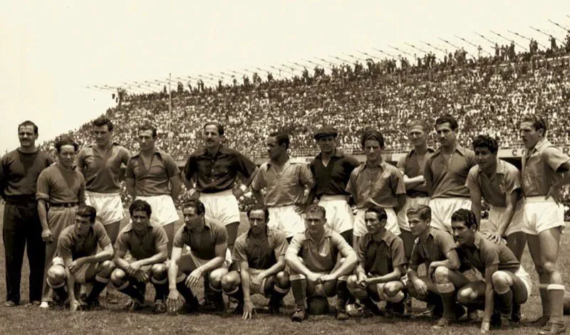 Millonarios 1950.
Atrs, de izquierda a derecha: Carlos Cacho Aldabe, Carlos Malaver, Nstor Ral Rossi, Ral Pini, Julio Cozzi, Ismael Soria, Gabriel Ochoa Uribe, Toms Aves, Danilo Mourman, ngel Otero,
Alfonso Piedrahta, Francisco Cobo Zuluaga.
Adelante: Jess Mara Lires Lpez, Alfredo Castillo, Adolfo Pedernera, Pedro Cabilln, Alfredo Di Stfano, Manuel Fandio, Rafael Valek y Alcides Aguilera. 