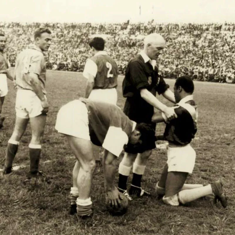 1950. Millonarios frente a Santa Fe. Sydney Brewer, rbitro ingls, atiende a Julio Chonto Gaviria. 