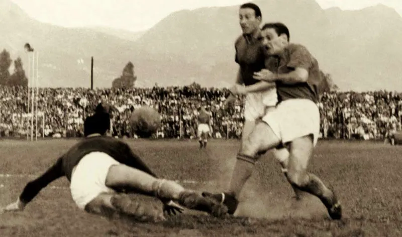 Julio 2, 1950, Millonarios 6, Ccuta 2. Juan De Luca, puntero izquierdo, llega sobre el arco de Julio Cozzi. Ral Pini no llega al cierre. 