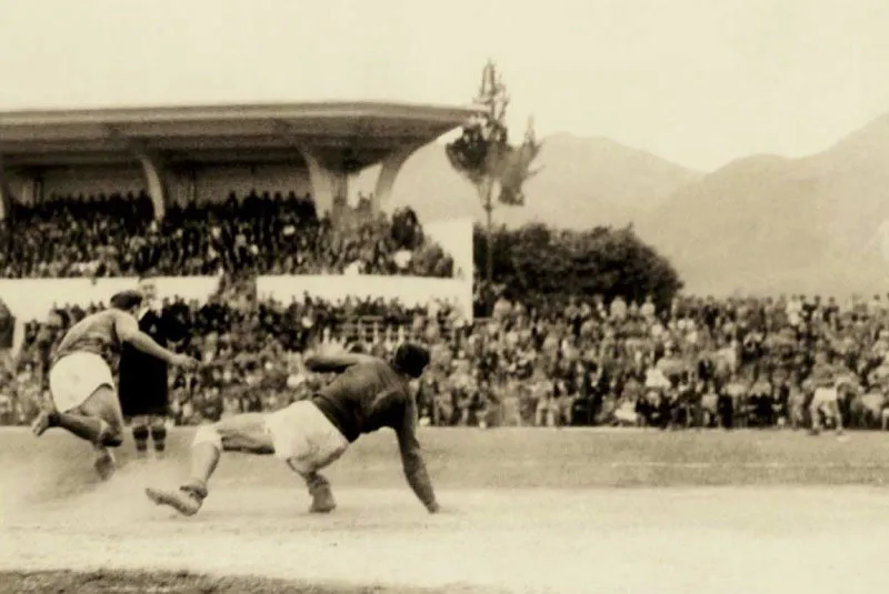 Julio 1, 1951. Millonarios 2, Cali 1.
Alfredo Di Stfano anota el segundo tanto de Millonarios, tras superar al arquero Aurelio Feliciani en el estadio Alfonso Lpez de la Universidad Nacional de Colombia. 