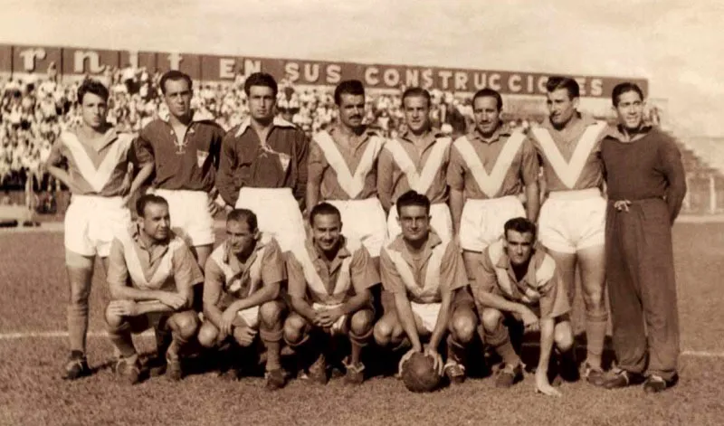 Año 1951. El club Wanders de Argentina se convirtió en el Deportes Quindío.
Atrás, de izquierda a derecha: Manuel Sánchez, Luis Bianchi, Américo Tissera, Enrique González, José Francisco Lombardo, Nicolás Carugno, José Próspero Fabrini.
Adelante: Alberto Belén, Norberto Gómez, Elger Paolo Alarcón, Mario Garelli, Roberto Urruti.