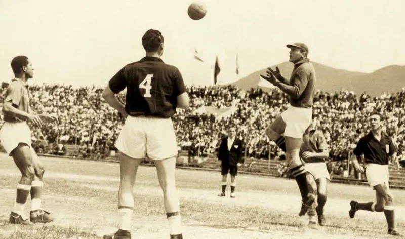 Diciembre, 1950. Millonarios 5, Hungarian 2. Hungarian sería luego el Samarios.