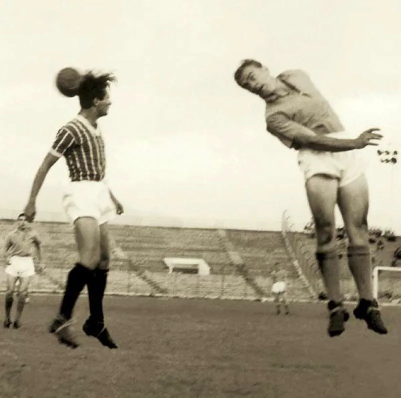 Marzo 9, 1952, Millonarios 3, Madureira 0. 
Alfredo Di Stfano busca el cabezazo ante Claudionor Cardozo. 